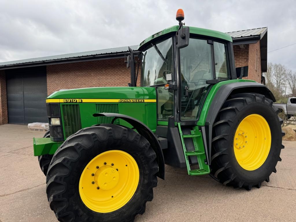 John Deere 6910S