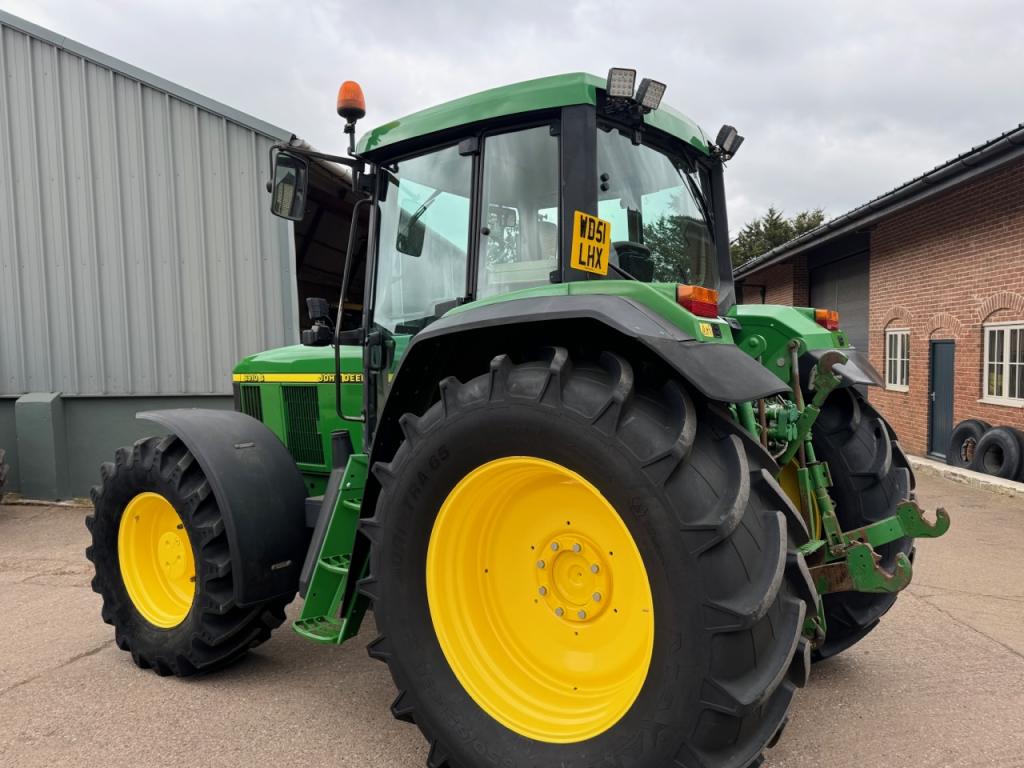 John Deere 6910S