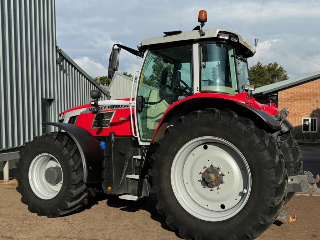 Massey Ferguson 7S 210