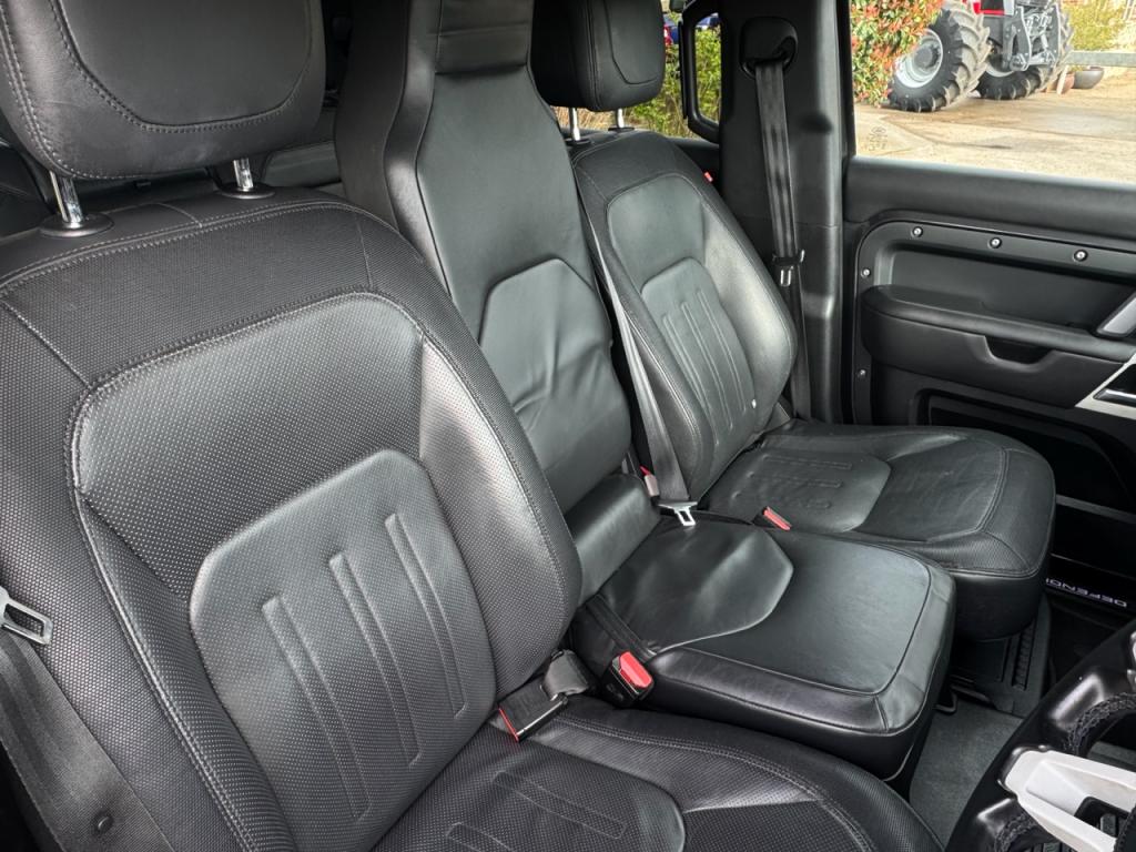 Land Rover Defender 110 X Dynamic D300