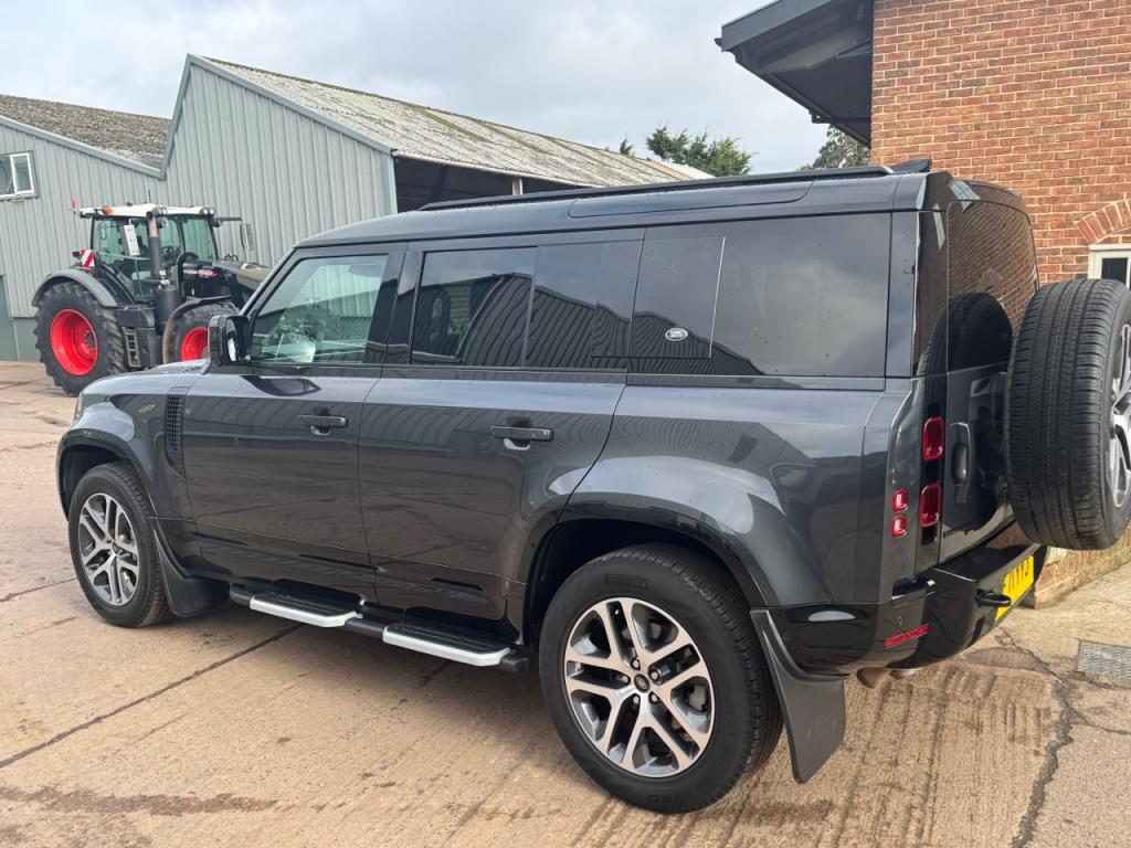 Land Rover Defender 110 X Dynamic D300