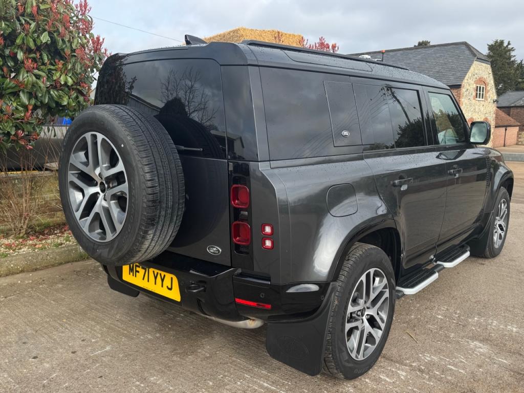 Land Rover Defender 110 X Dynamic D300