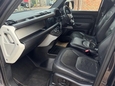 Land Rover Defender 110 X Dynamic D300