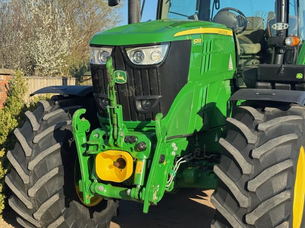 John Deere 6215R