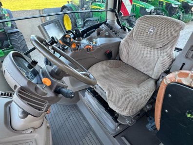John Deere 6215R