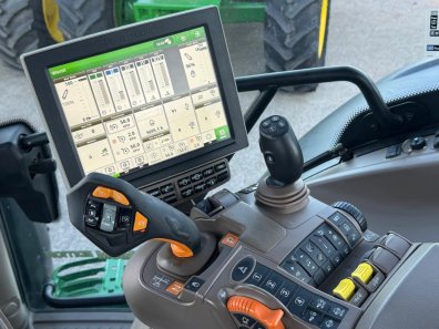 John Deere 6215R