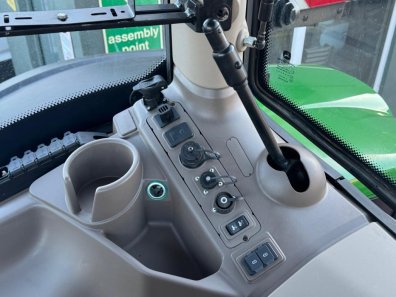 John Deere 6215R