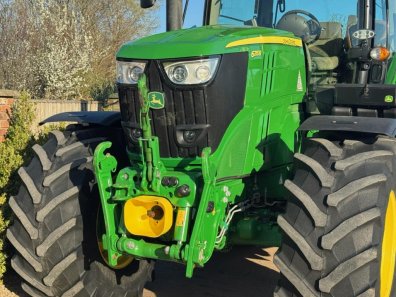 John Deere 6215R