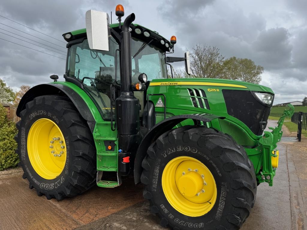 John Deere 6215R