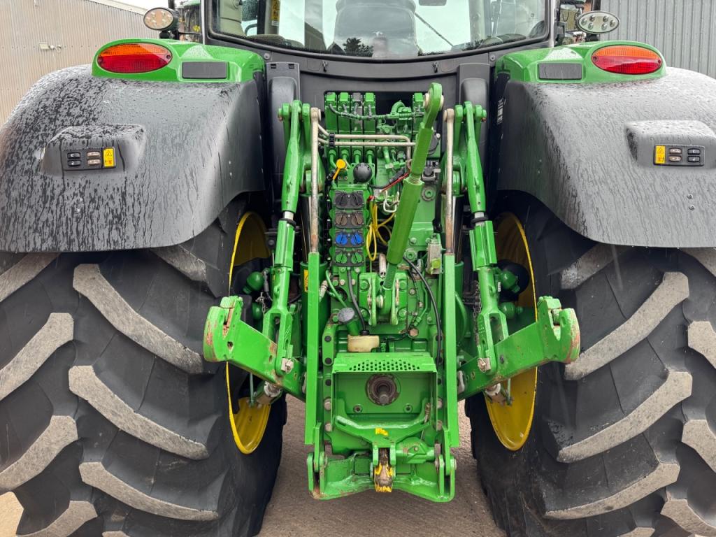 John Deere 6215R