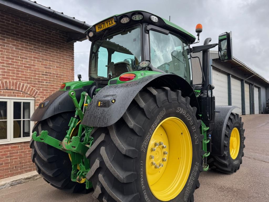John Deere 6215R