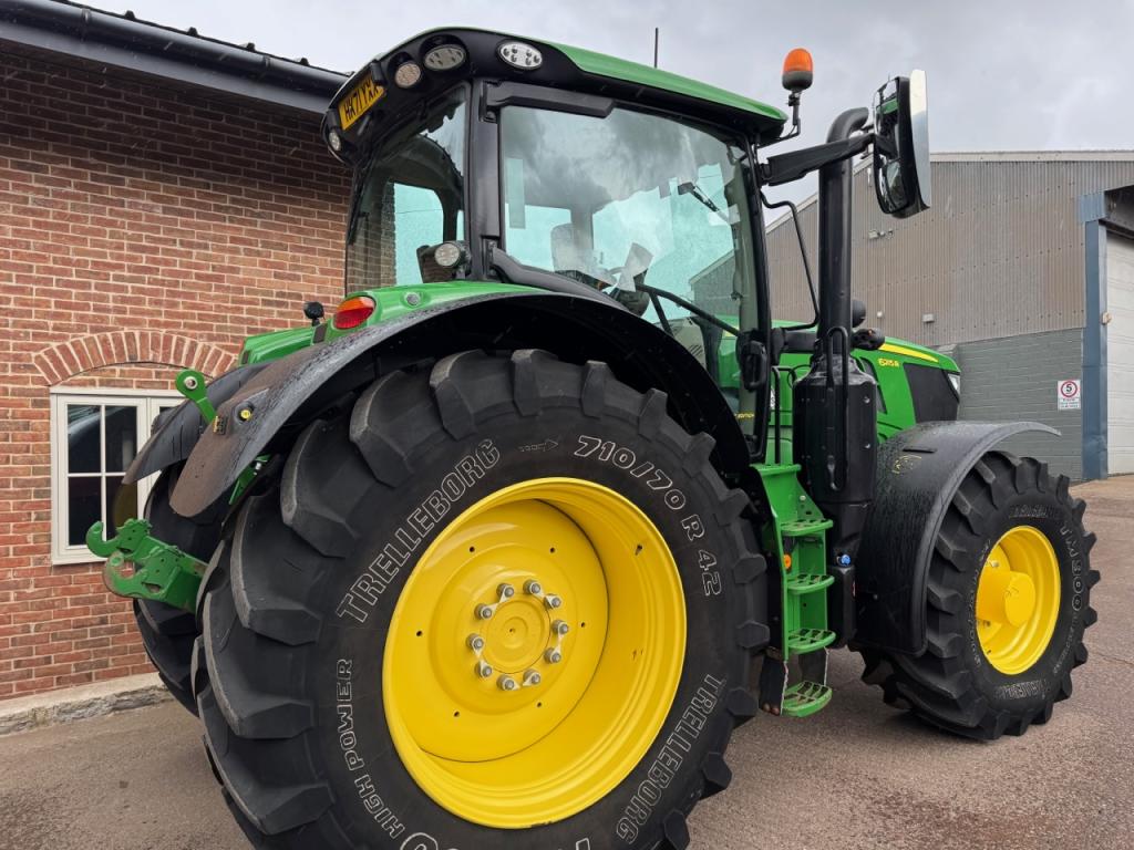 John Deere 6215R