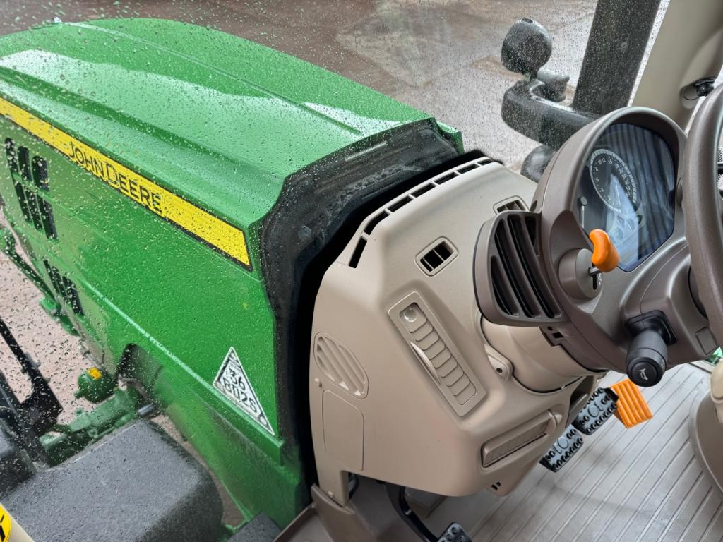 John Deere 6215R
