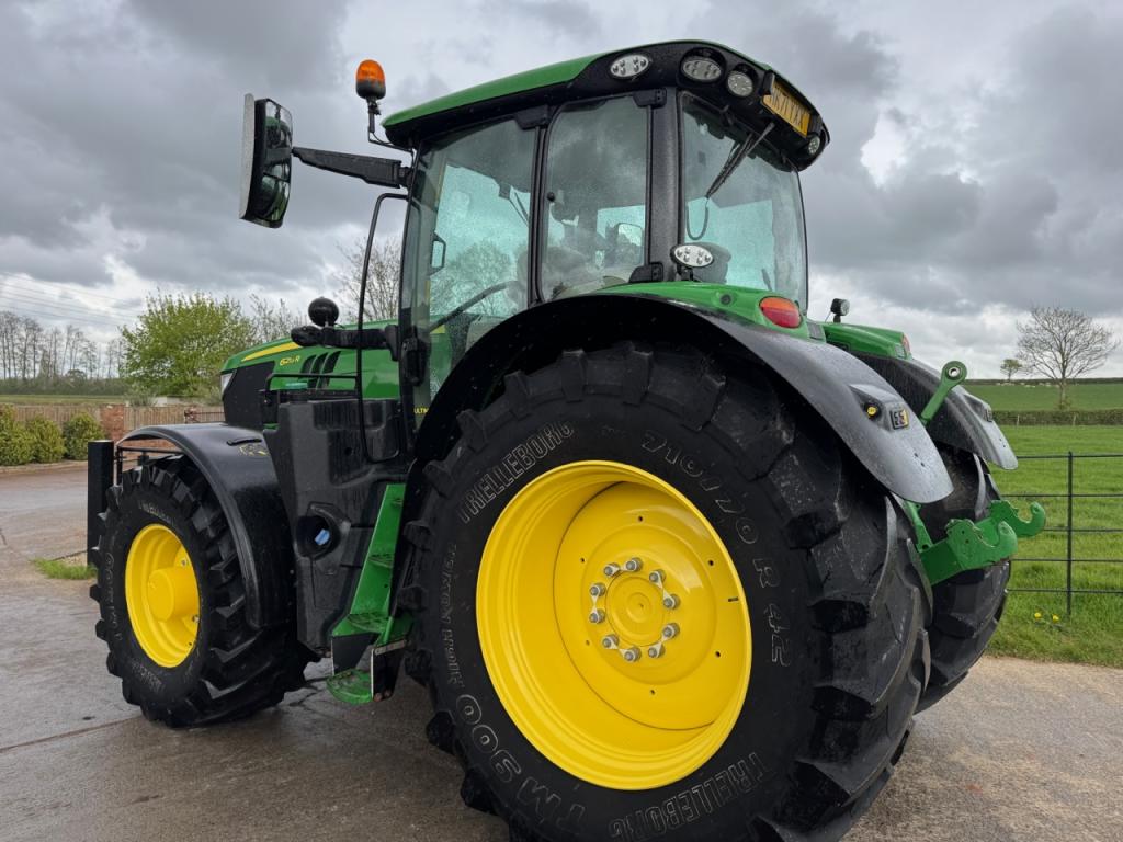 John Deere 6215R