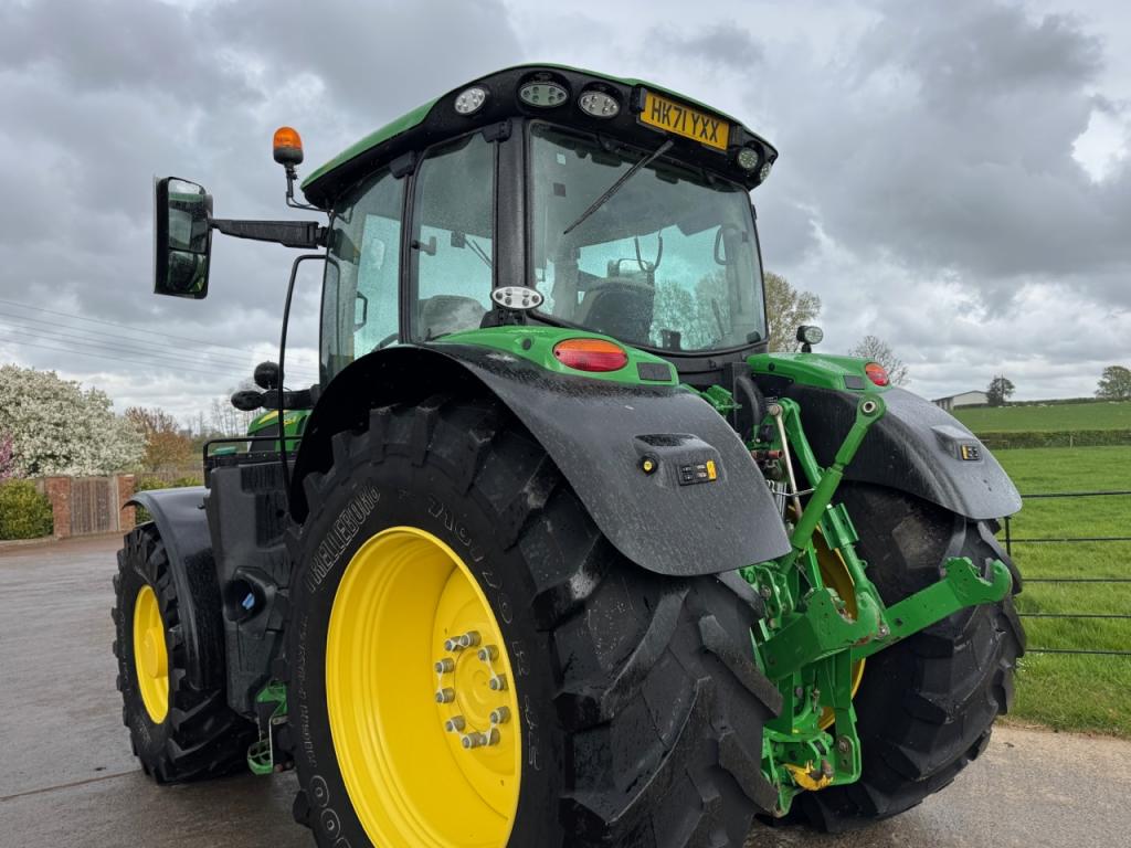 John Deere 6215R