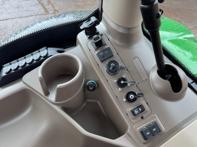 John Deere 6215R
