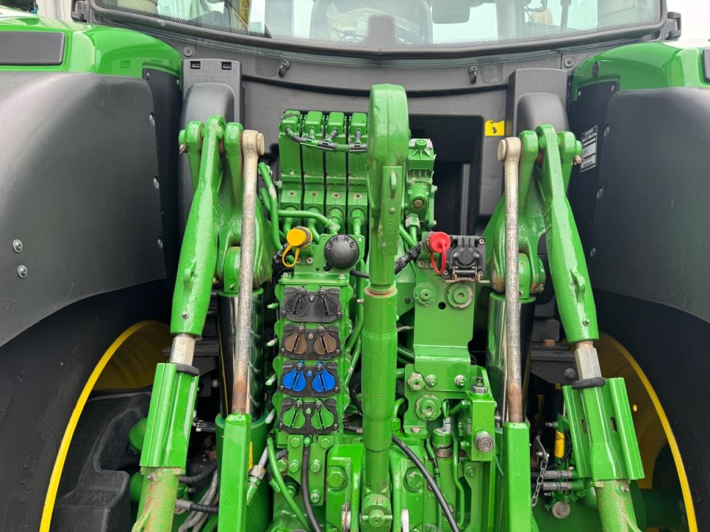 John Deere 6215R
