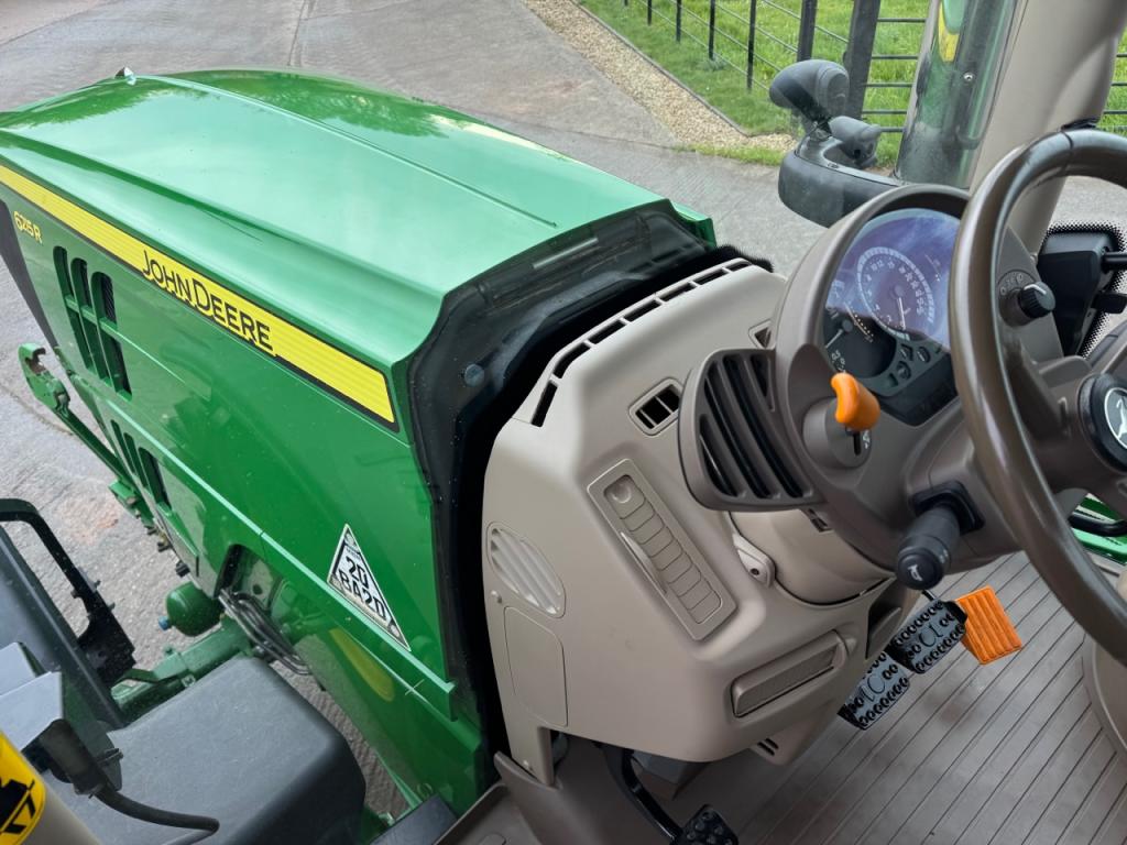 John Deere 6215R