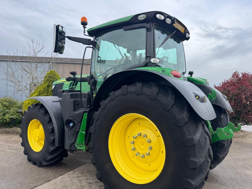 John Deere 6215R
