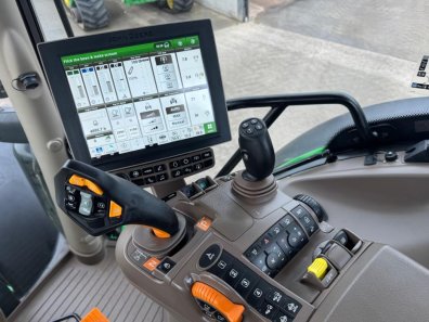 John Deere 6215R