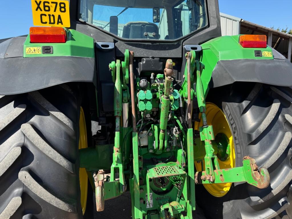 John Deere 6910