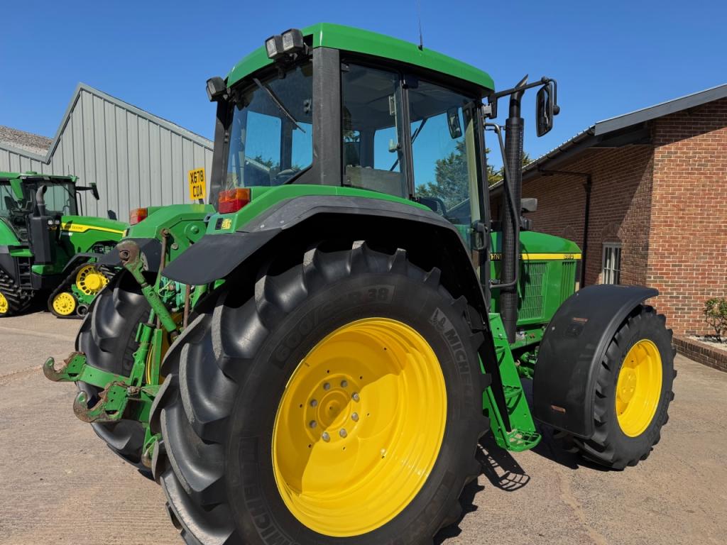 John Deere 6910