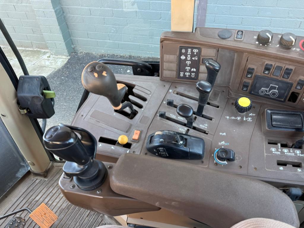 John Deere 6910