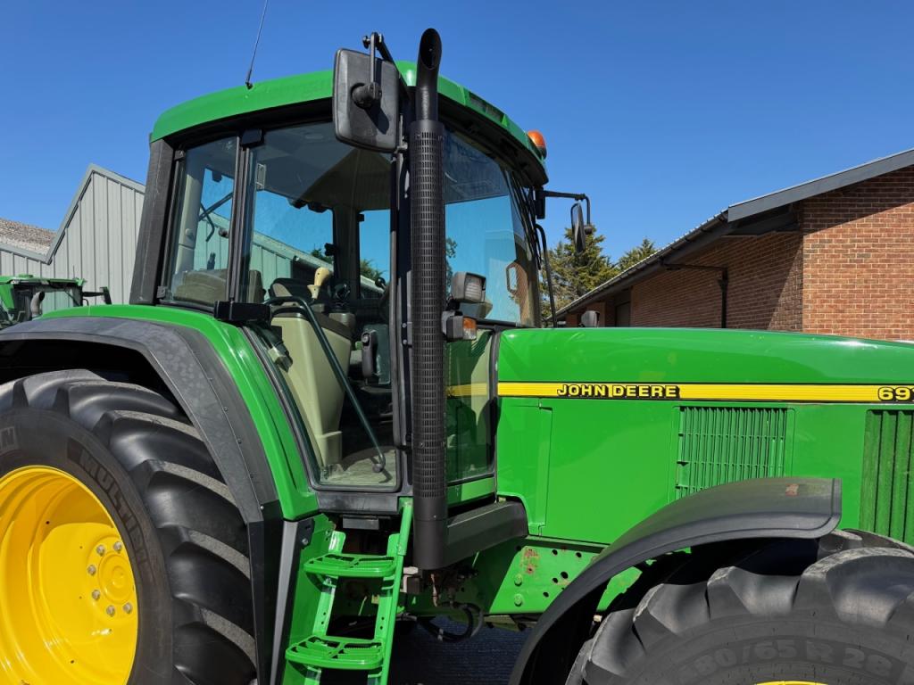 John Deere 6910