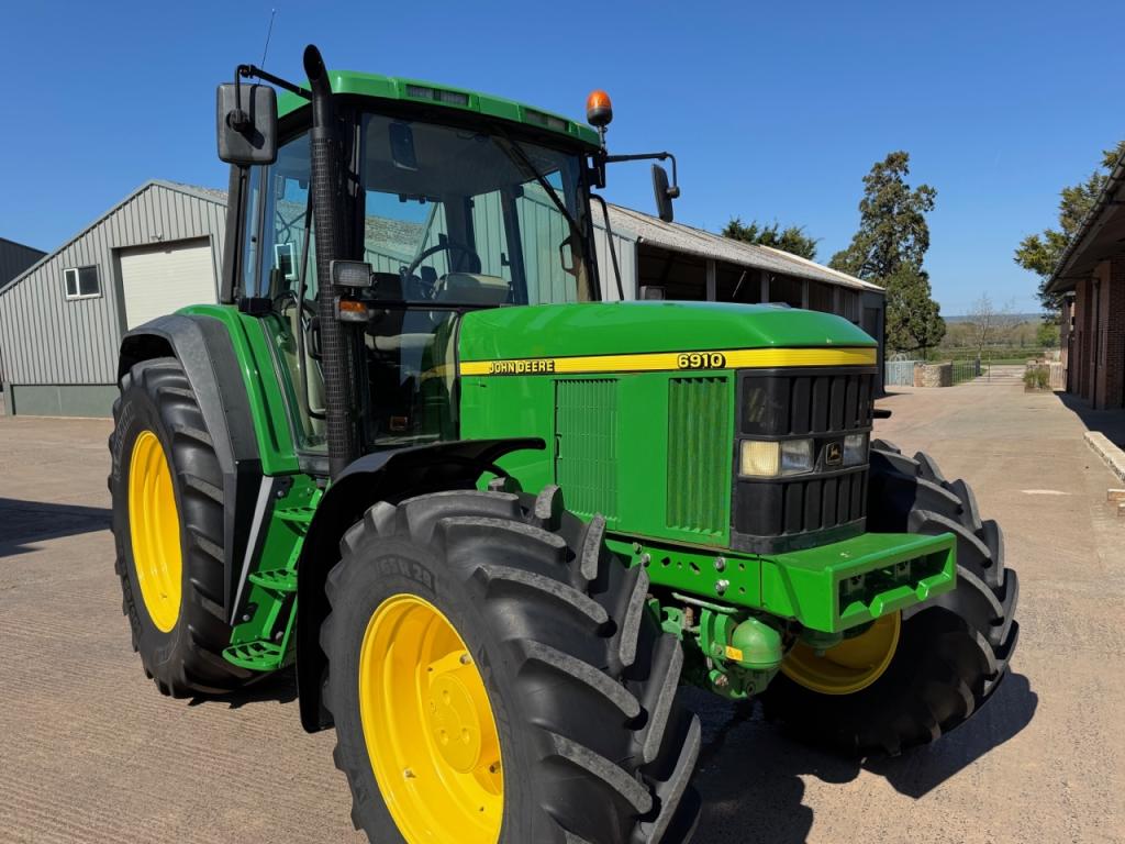 John Deere 6910