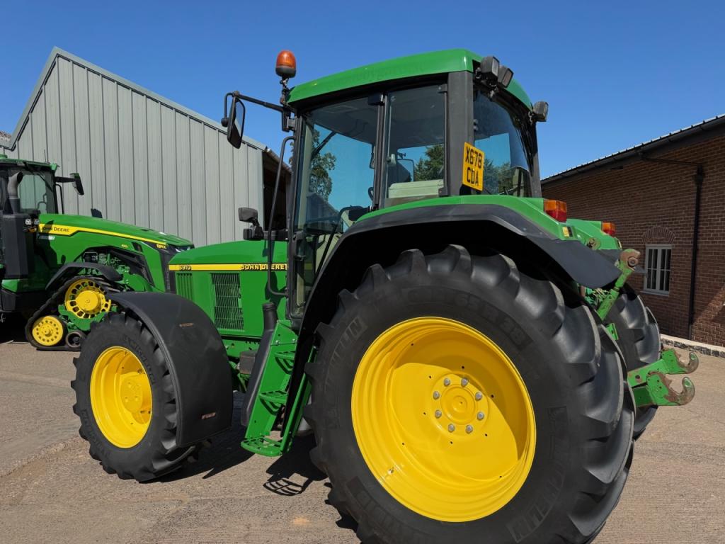 John Deere 6910