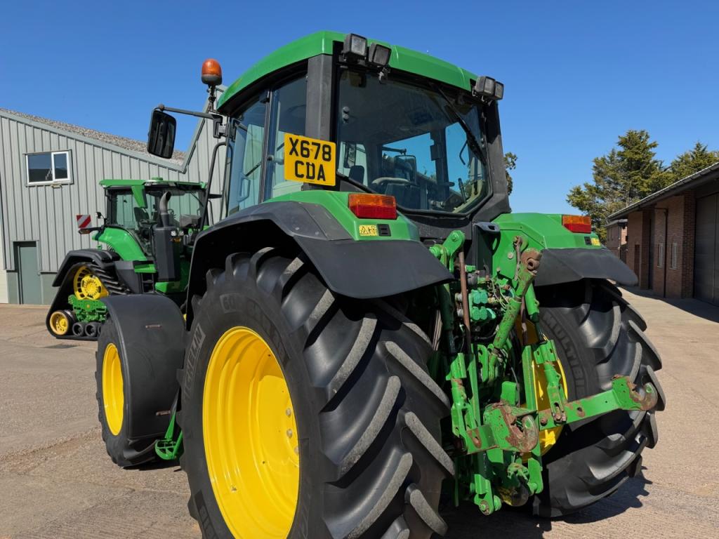 John Deere 6910