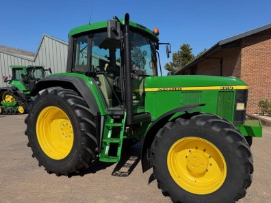 John Deere 6910