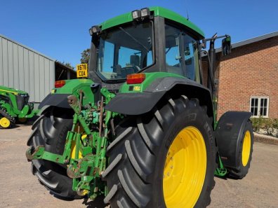 John Deere 6910