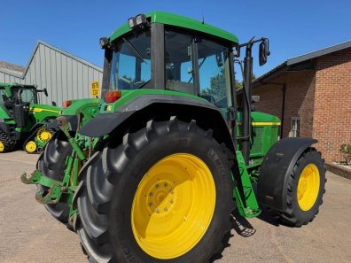 John Deere 6910