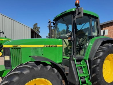 John Deere 6910