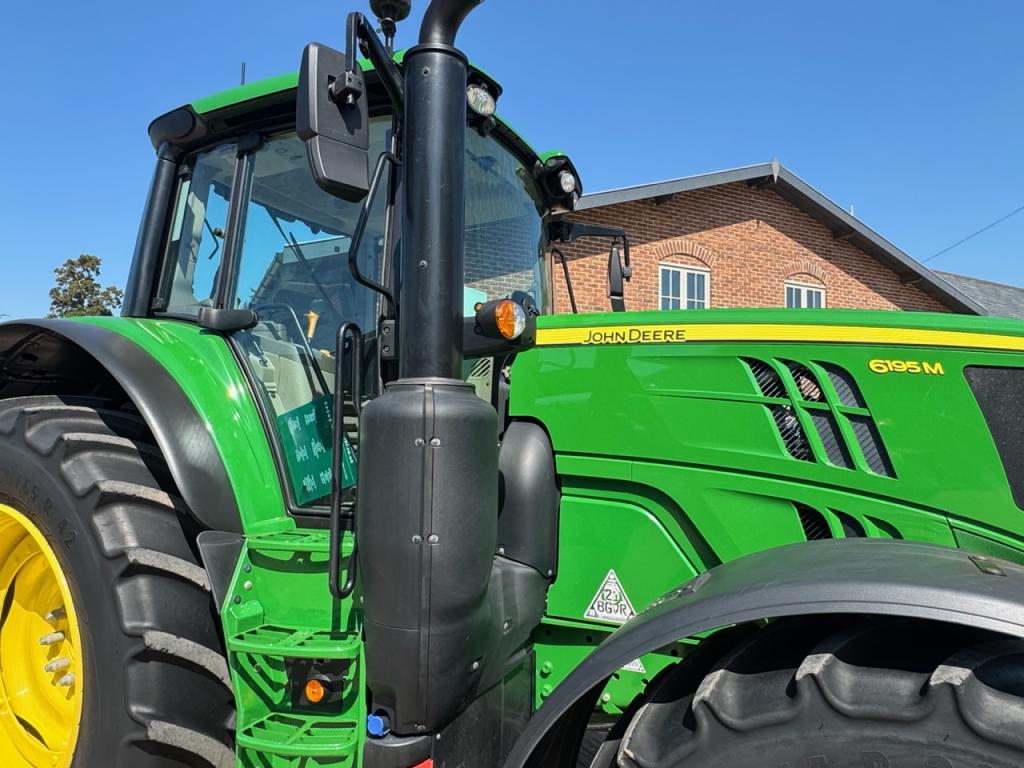 John Deere 6195M