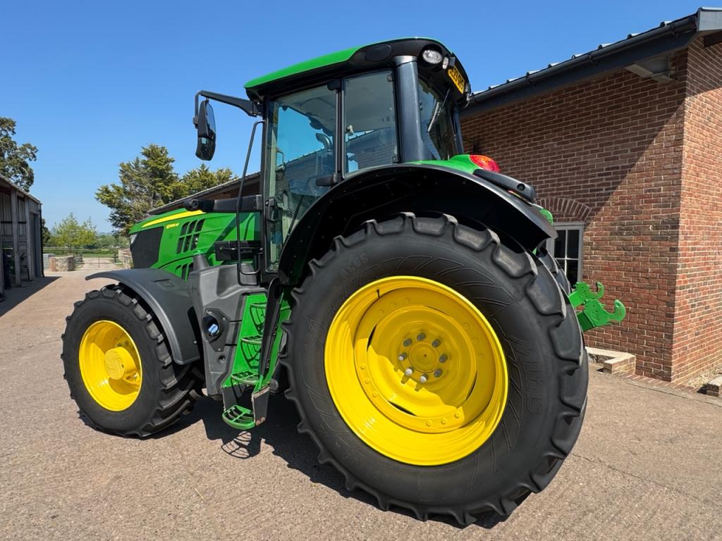 John Deere 6195M