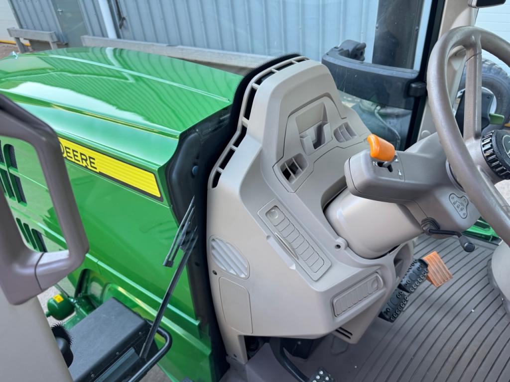 John Deere 6195M