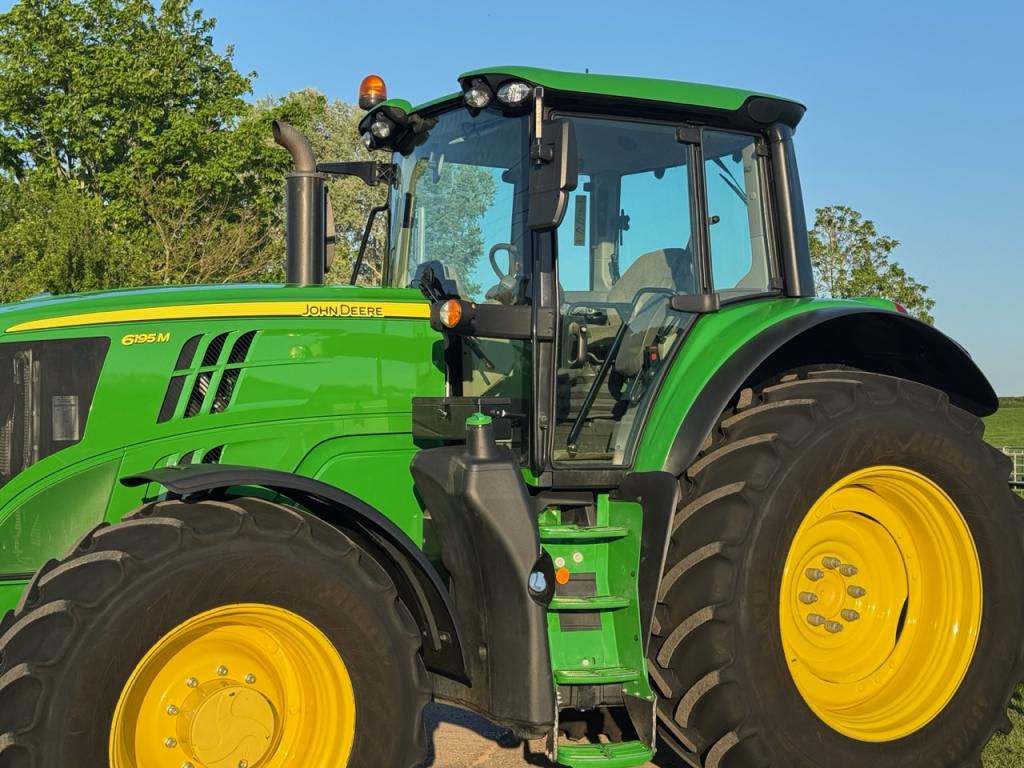 John Deere 6195M