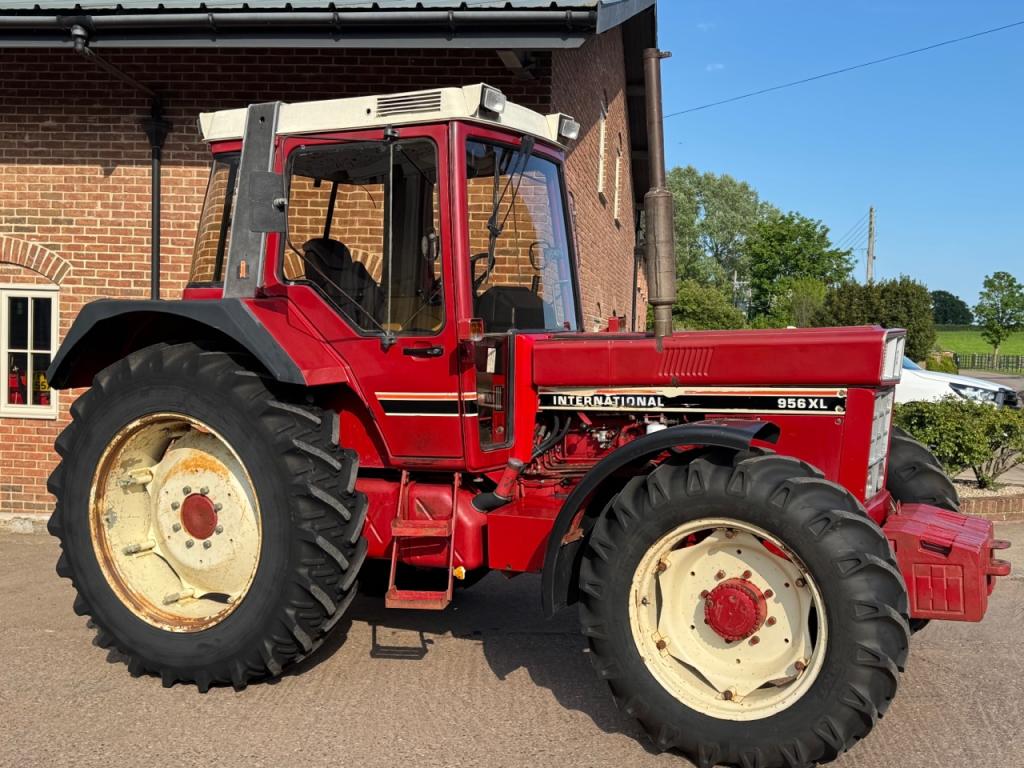 International 956XL