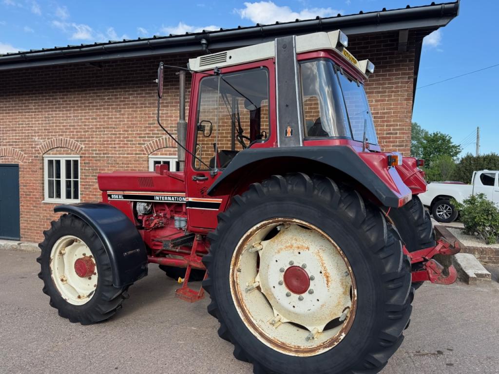 International 956XL