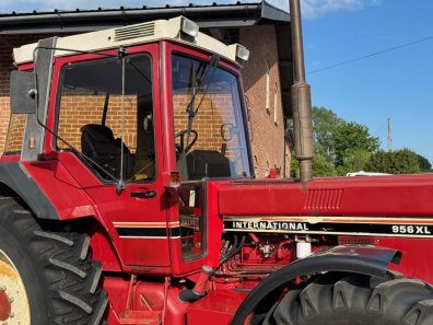 International 956XL