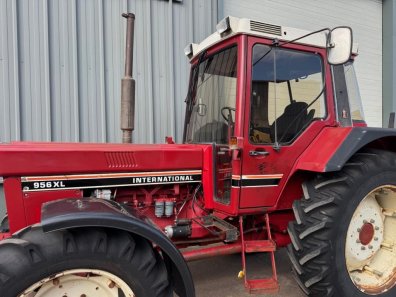 International 956XL
