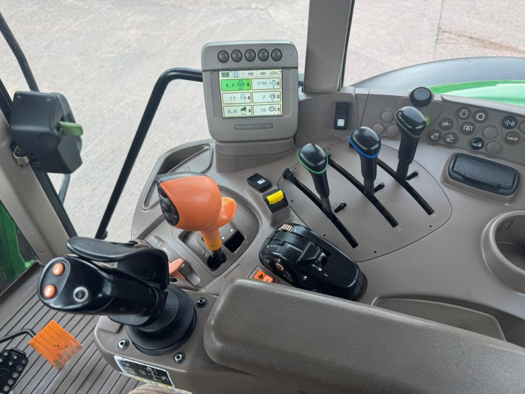 John Deere 6830
