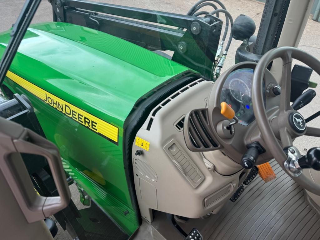 John Deere 6830