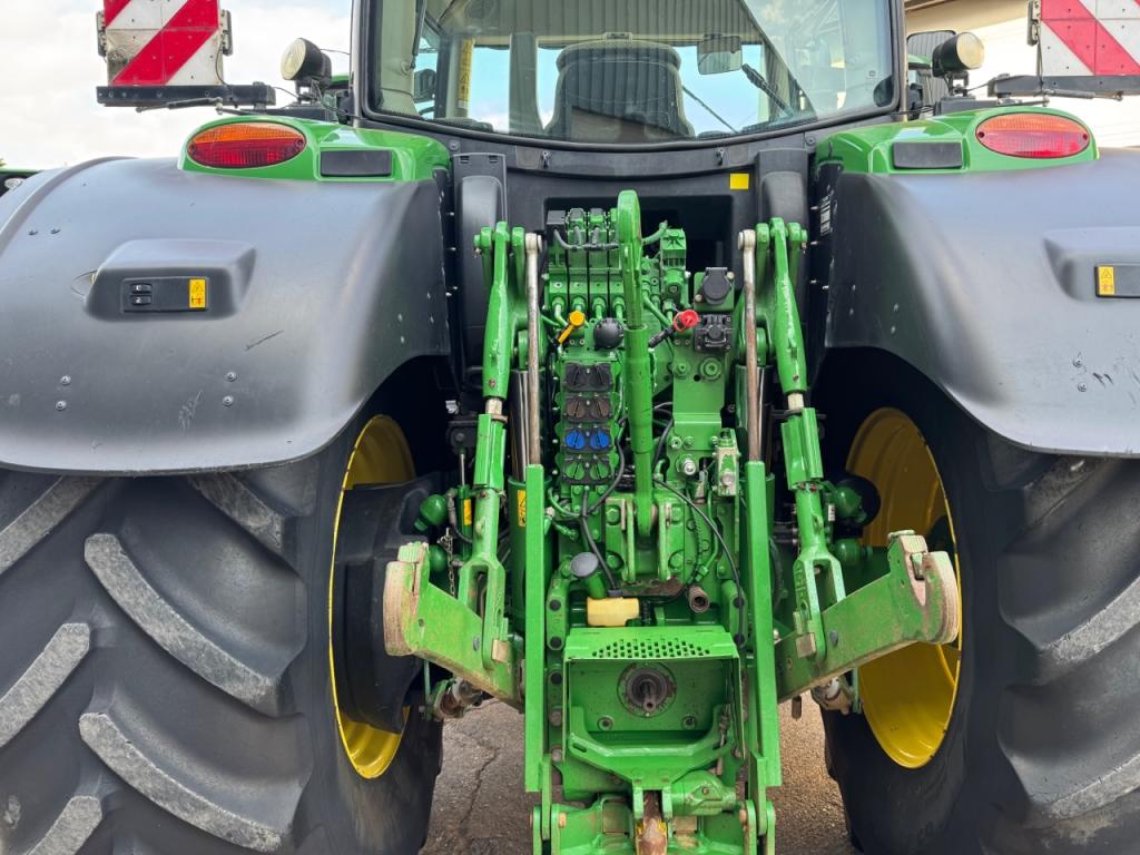 John Deere 6215R