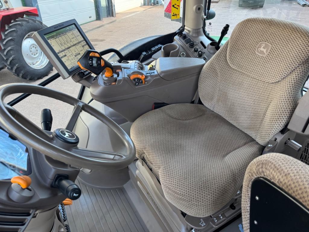 John Deere 6215R