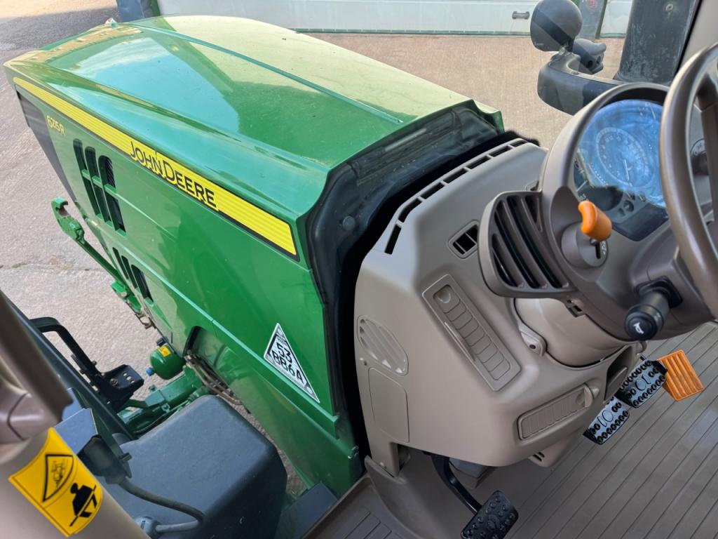 John Deere 6215R