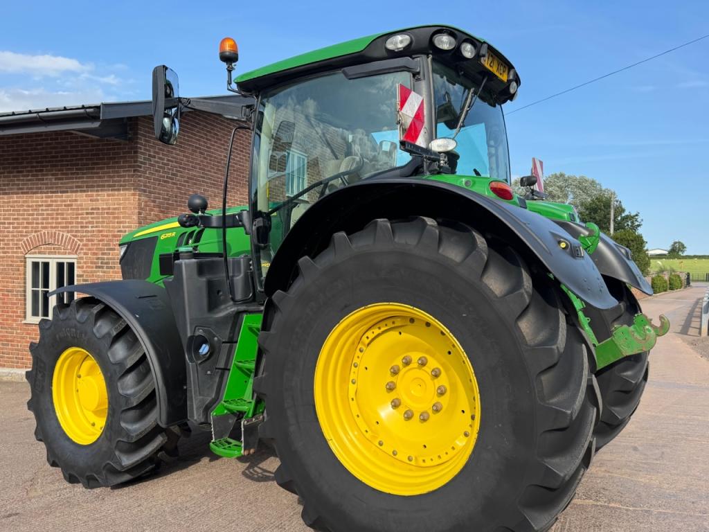 John Deere 6215R