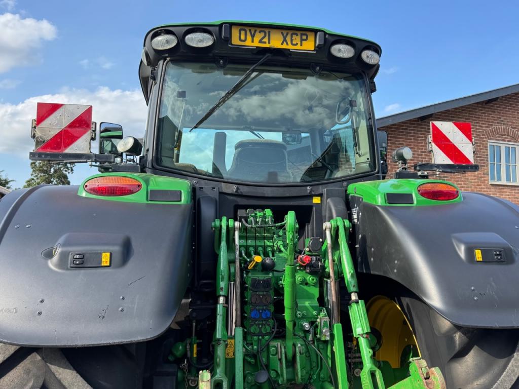 John Deere 6215R